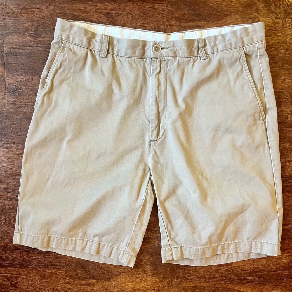 Men’s Roundtree & Yorke casuals khaki shorts Size 38 GUC Uniform Work